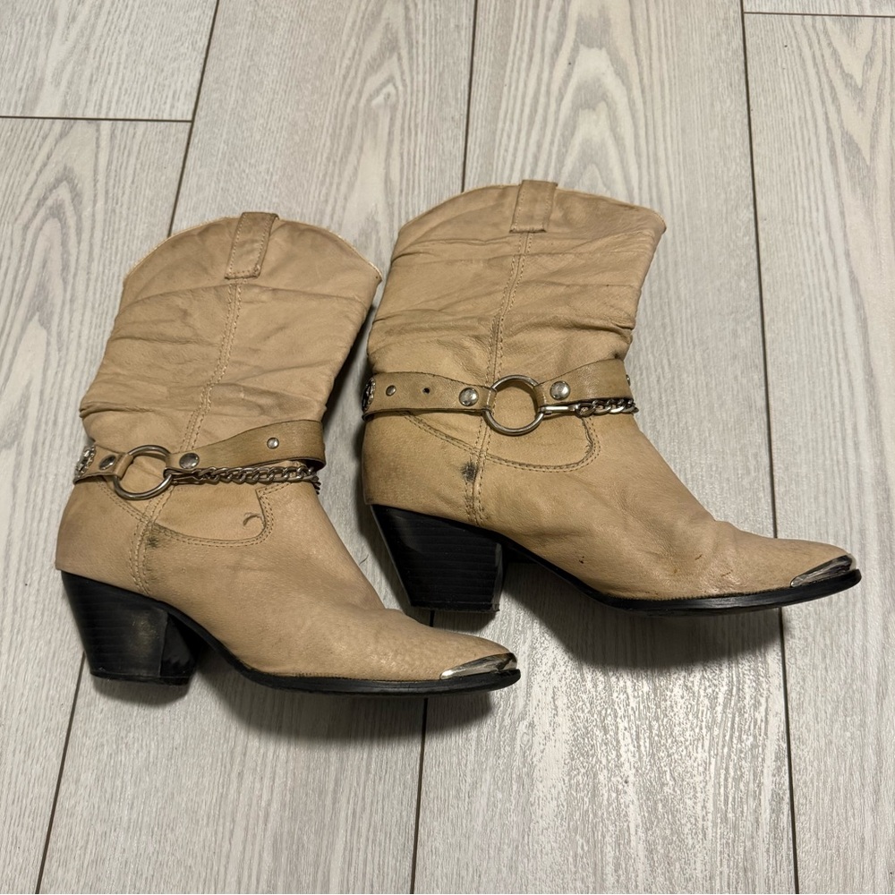 Dingo western cowboy boots 6.5 tan leather pointed toe heels star buckles chain